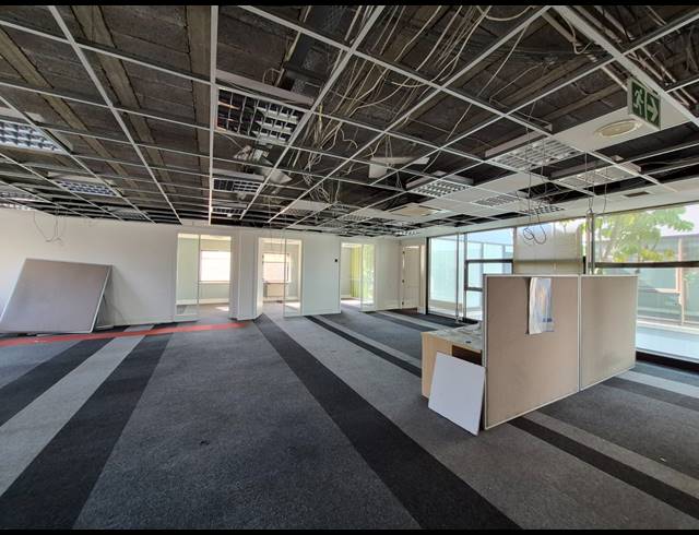 1,099M² OFFICE TO LET IN HYDE PARK